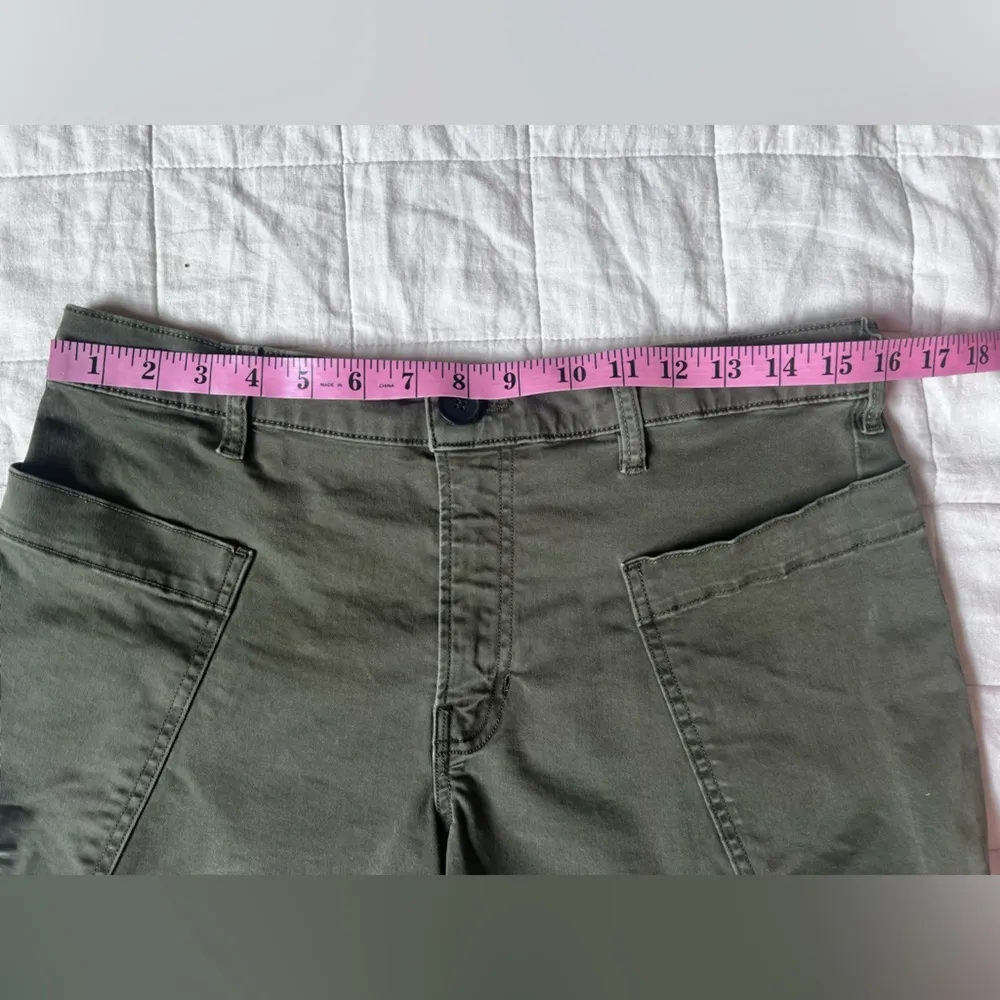 Frame Olive Green High Rise Oversized Pocket Utility Cargo Shorts - 29 - Image 4