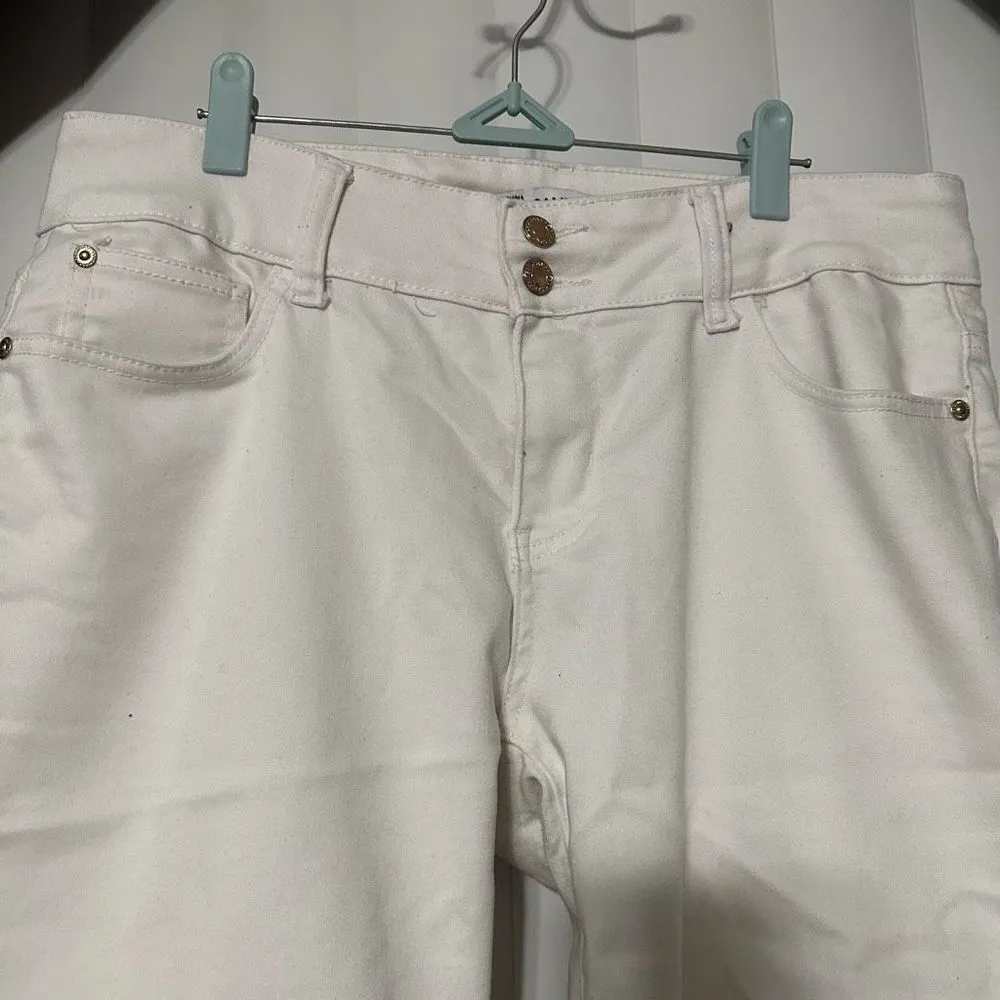 Sandpiper white denim jeans capris , 2 front pockets, 2 back functional pockets Size undefined - Image 2