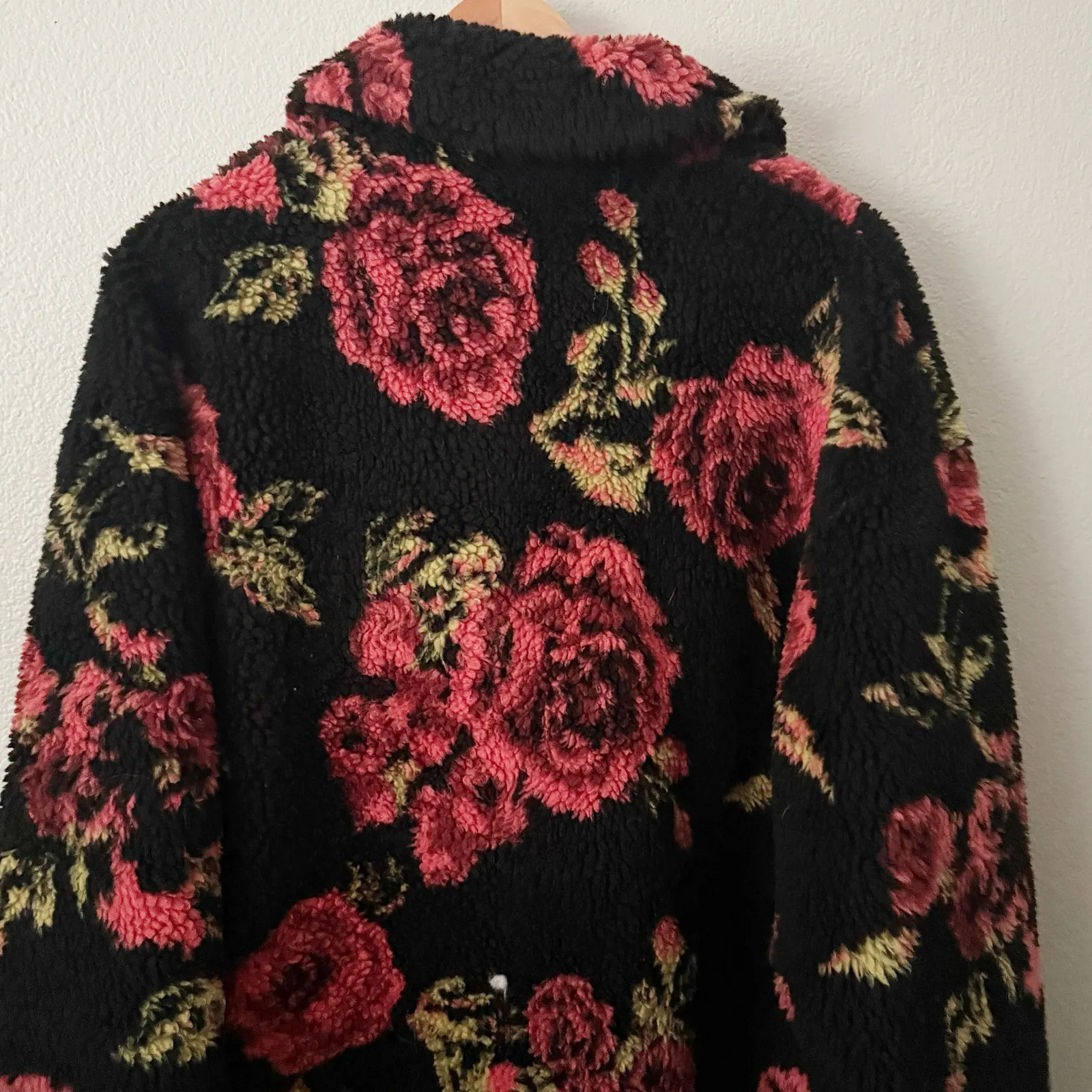 ETT:TWA ANTHROPOLOGIE | Winter Roses Sherpa Coat Black Floral Statement | Large - Image 5