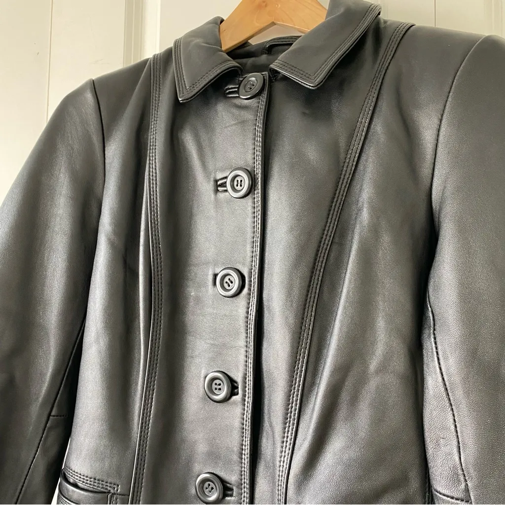 Jaclyn Smith Elegant Black Leather Jacket - Image 3