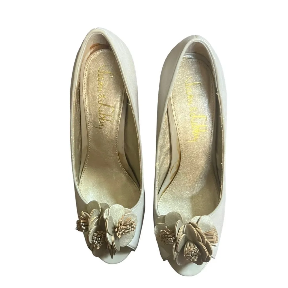 Sam & Libby Taupe Faux Leather 3D Flower Applique Peep Toe Heeled Pumps Sz 6.5M - Image 2