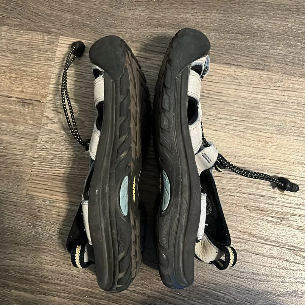 Keen Women's Closed Toe Sandals - light blue/grey w/black sole.  Size 6 - Image 8