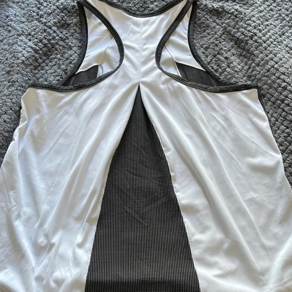 The North Face Black White Flowy Gym Athletic Tank Top Size Large EUC #4464 - Image 5