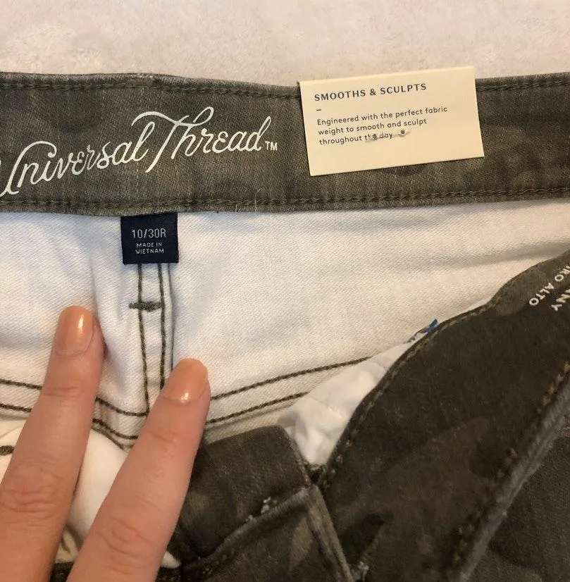 Universal Thread Camo Pants Size 30 - Image 4