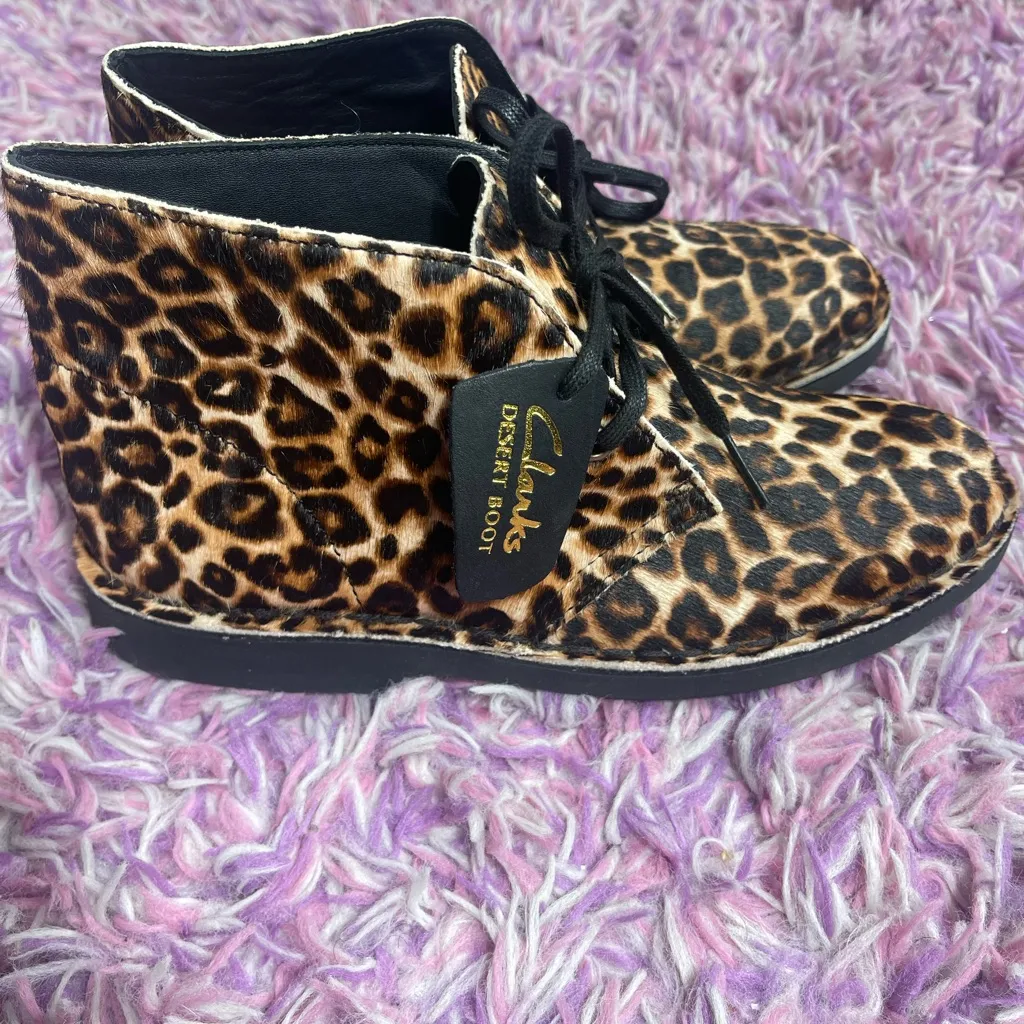 Clarks Desert Chukka Boot 2 Leopard Print women’s size 7.5 - Image 2