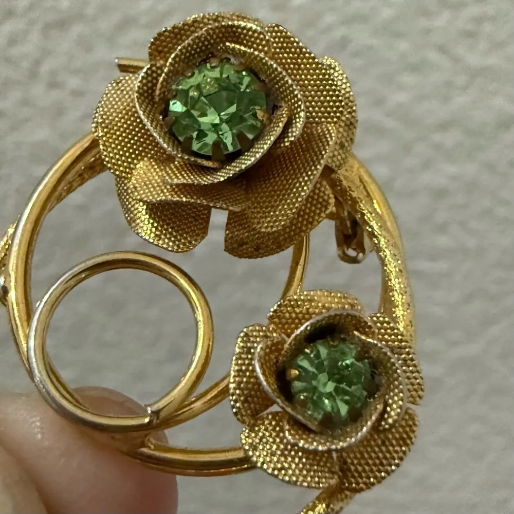 Vintage Unsigned Gold tone Peridot Green Rhinestone Birthstone Floral Brooch 8g. - Image 8