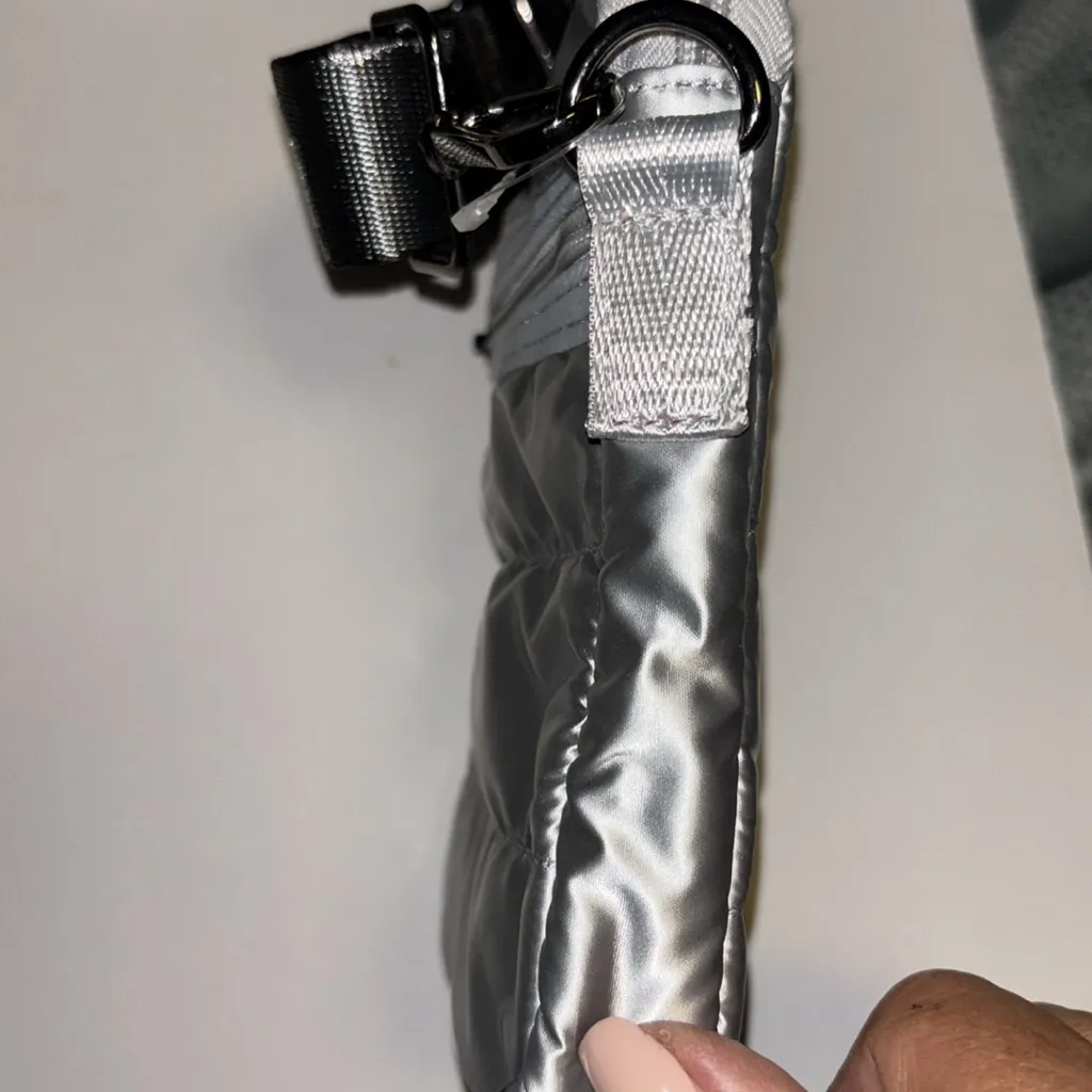 SILVER PUFF STYLE CROSSBODY GREAT SIZE HOLDS PHONE AND MORE FUN COLORFUL STRAP - Image 6