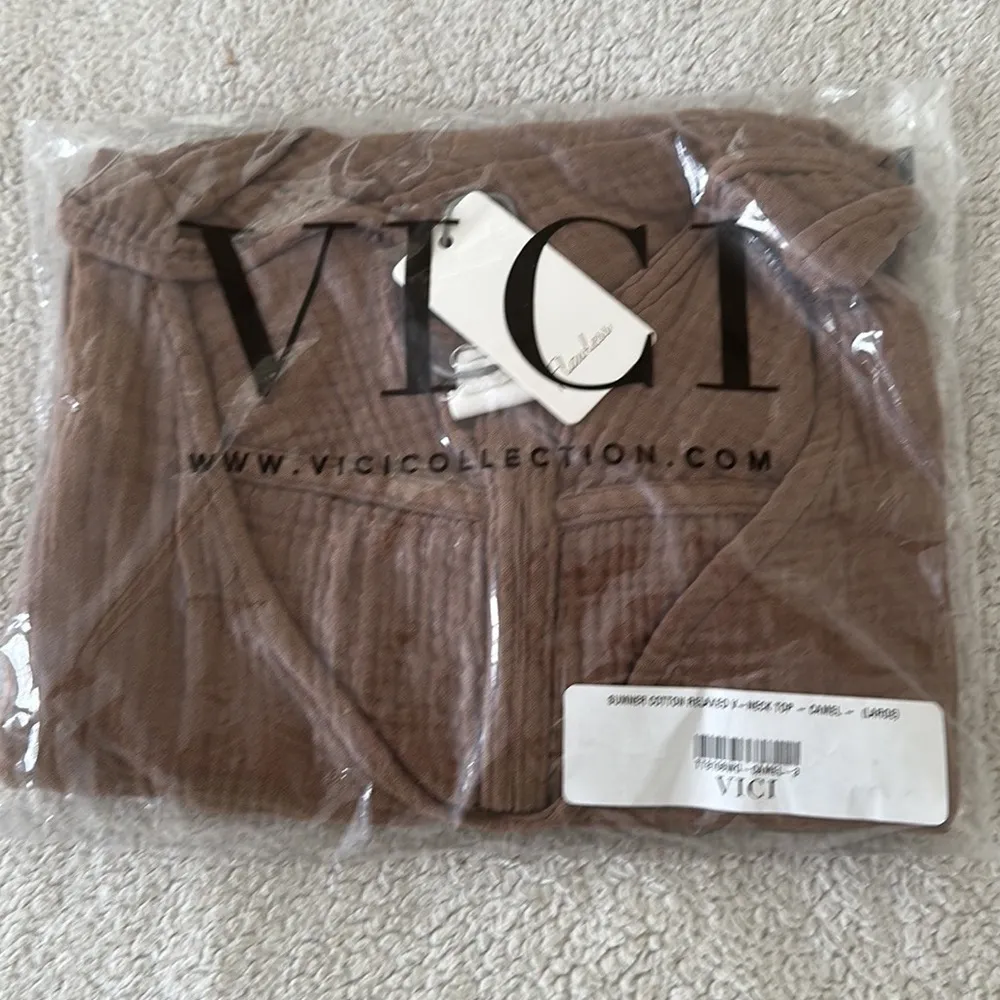 VICI | Sumner Cotton Relaxed V-Neck Top - Image 5