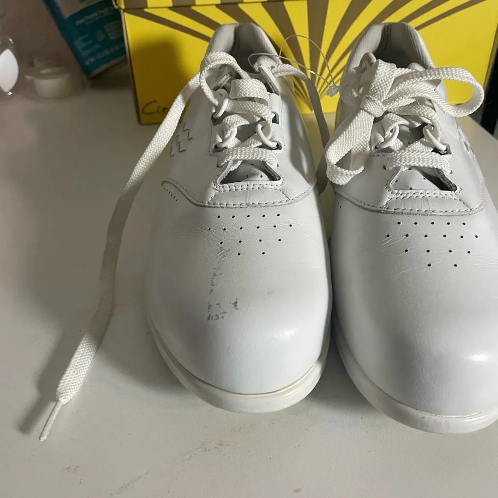 SAS White Athletic Shoes Minimalist Design Size 9 - Image 3