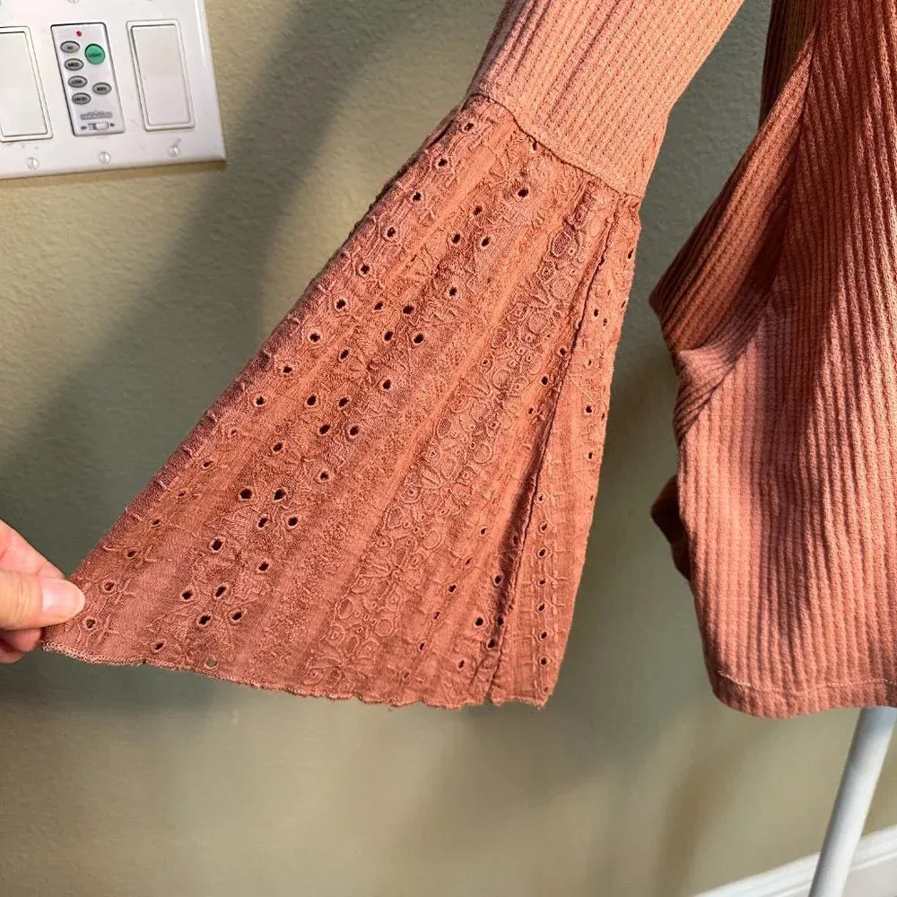 NWT FREE PEOPLE Sayulita Eyelet Flutter Sleeve Top - size Small - Image 4