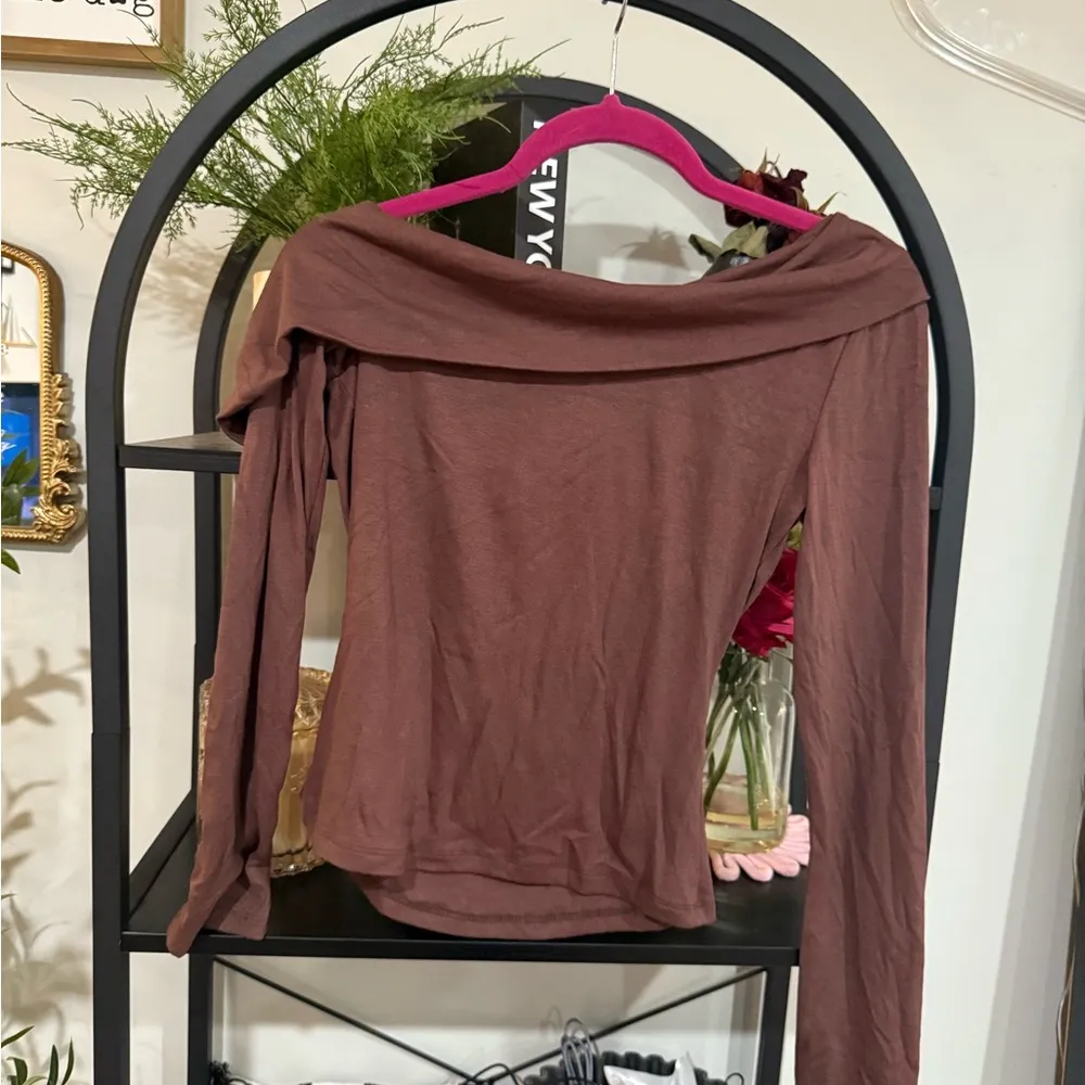 Astr Off-Shoulder Brown Long Sleeve Top size medium - Image 3