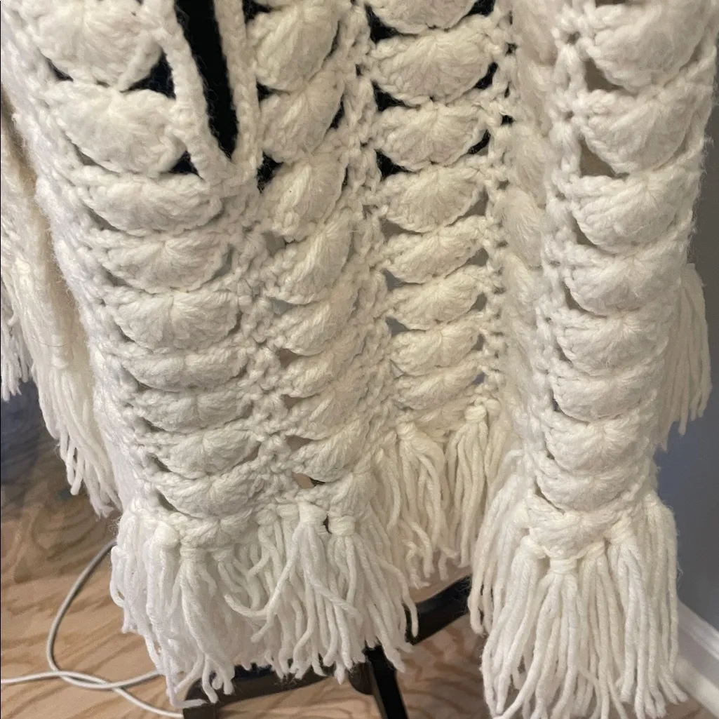 Vintage 60’s white crocheted women’s poncho - Image 4