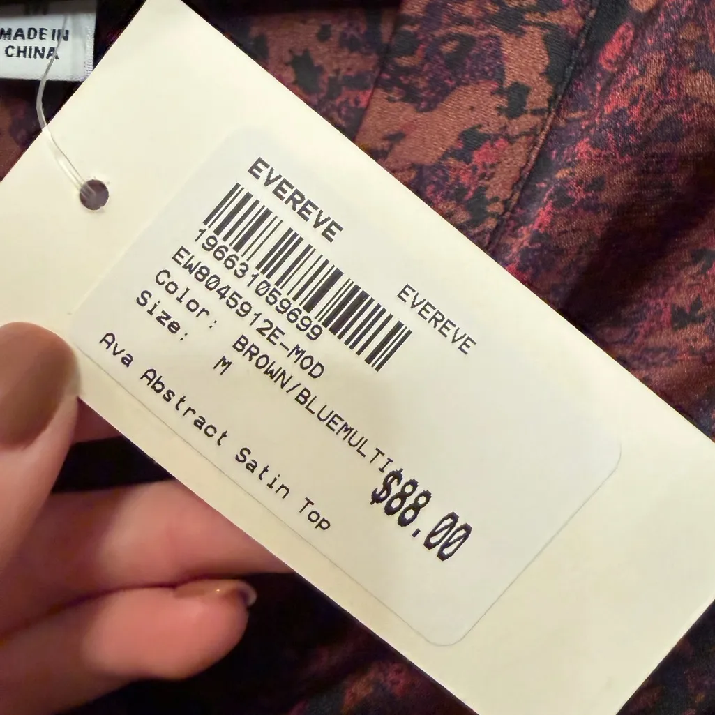 Evereve Ava Abstract Satin Top NWT Size Medium - Image 4
