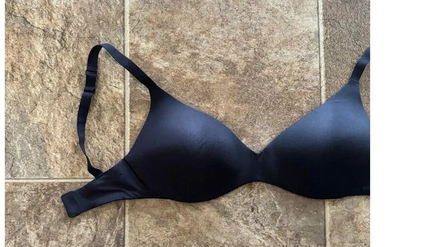 Skims Wireless Form Push up Bra Onyx 32DDD - Image 3