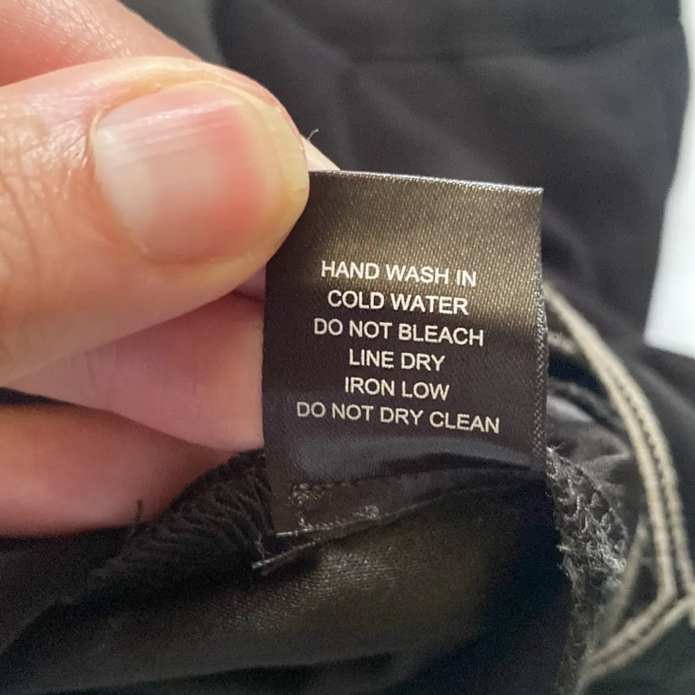 Double Zero women’s faux suede black embroidered scalloped shorts, size large - Image 8