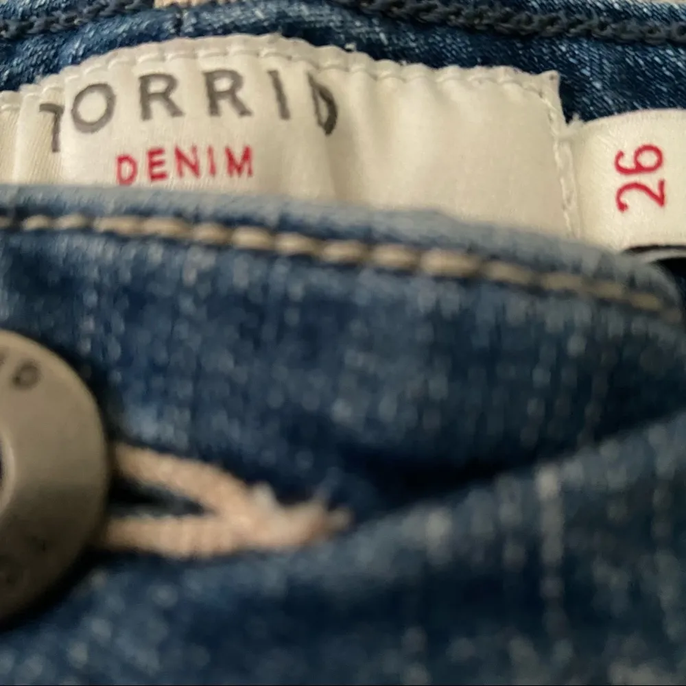 Torrid High Rise Mid Short - Vintage Stretch Medium Wash Women’s 26 Blue GUC. - Image 4