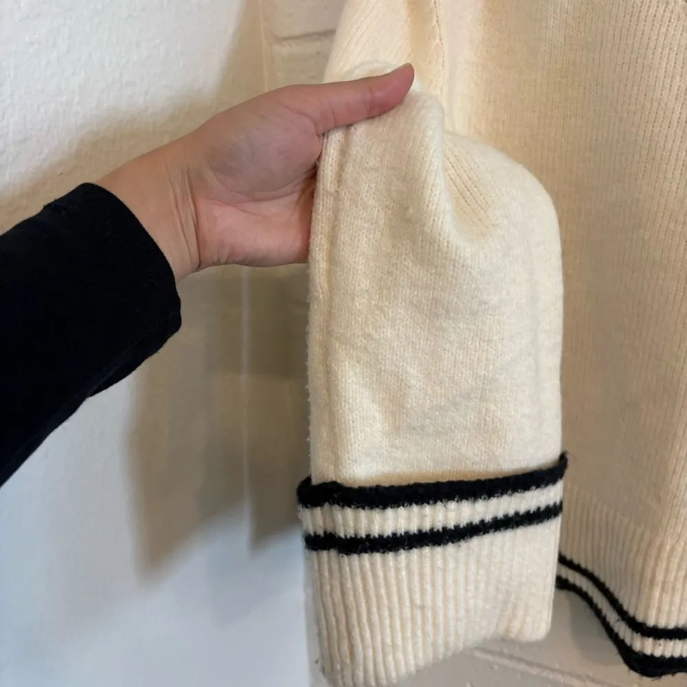 Abercrombie and Fitch easy v neck sweater in black and white - Image 6