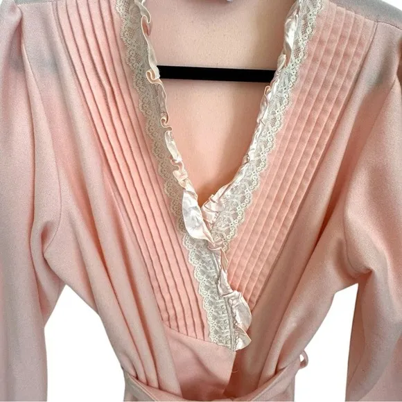 Vintage Womens Pink Lace Trimmed Pleated Robe Belted Long Sleeve sz m/l‎ night Size M - Image 5
