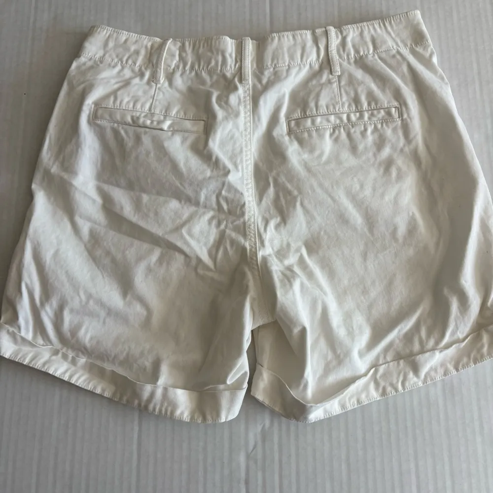 Gap 5 inch khaki short Snowflake milk size 6 - Image 4