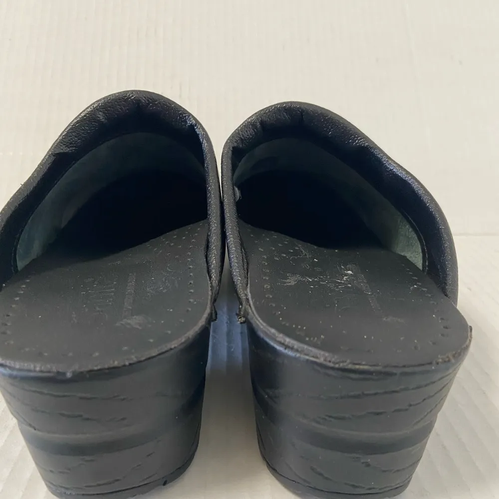 Sanita black clogs women’s size 6.5 - Image 5