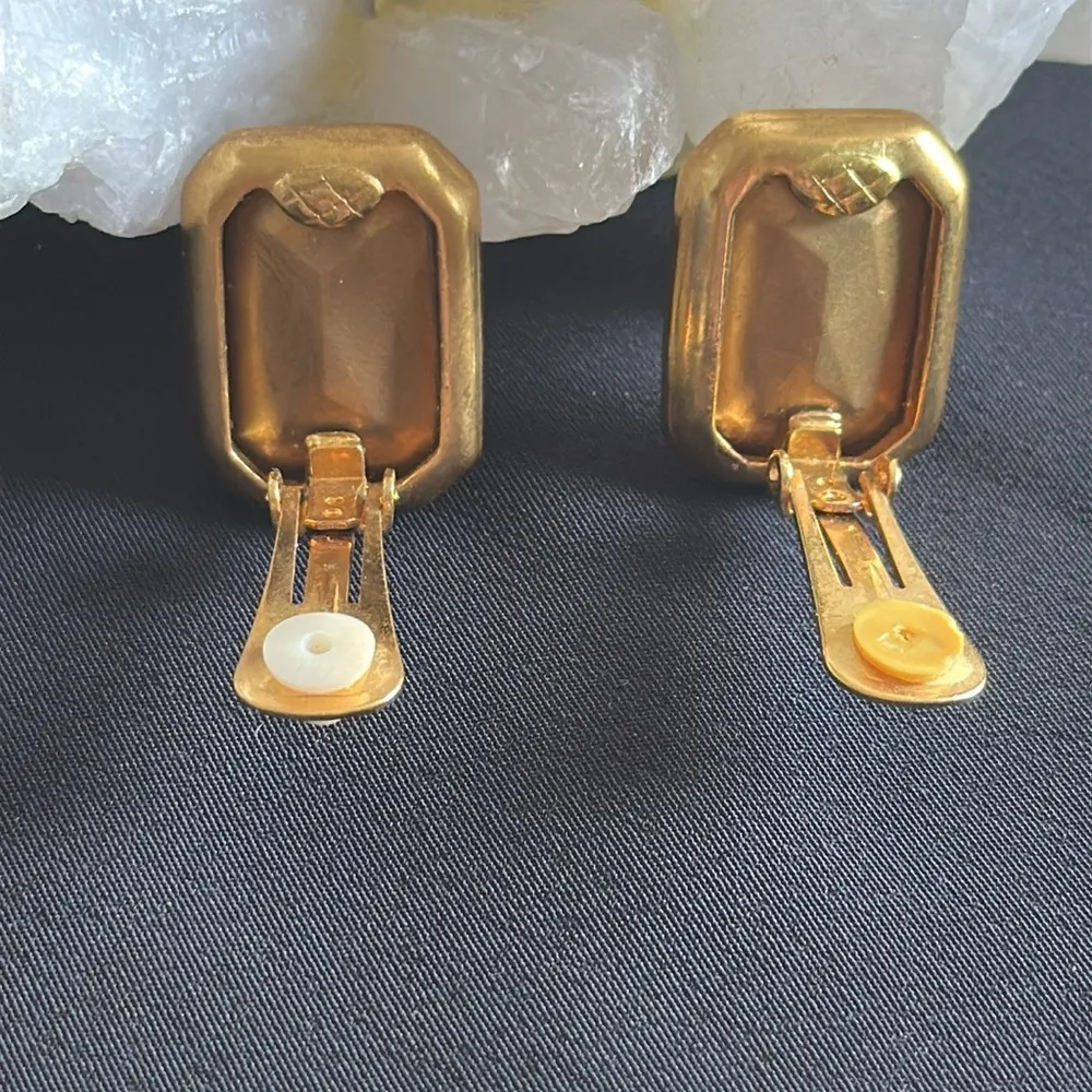 Vintage EUC light blue glass radiant cut clip earrings in goldtone setting - Image 3