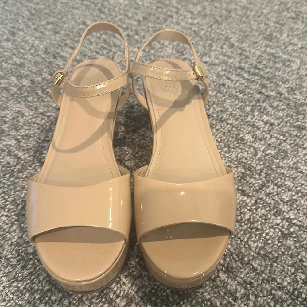 Tory Burch Abena Wedge Flatform Patent Flatform Sz 7.5 - Image 2