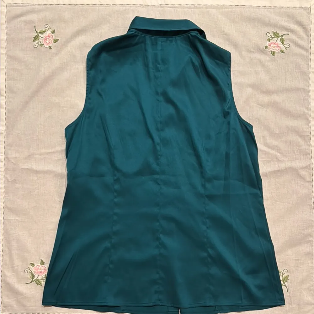 Kasper Blue Sleeveless Button Down Shirt with Notched Collar - Image 5