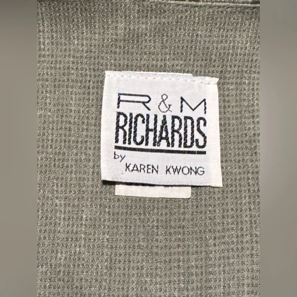 EUC R&M Richards Green Embroidered Floral Short Sleeve Blouse size 8P - Image 9