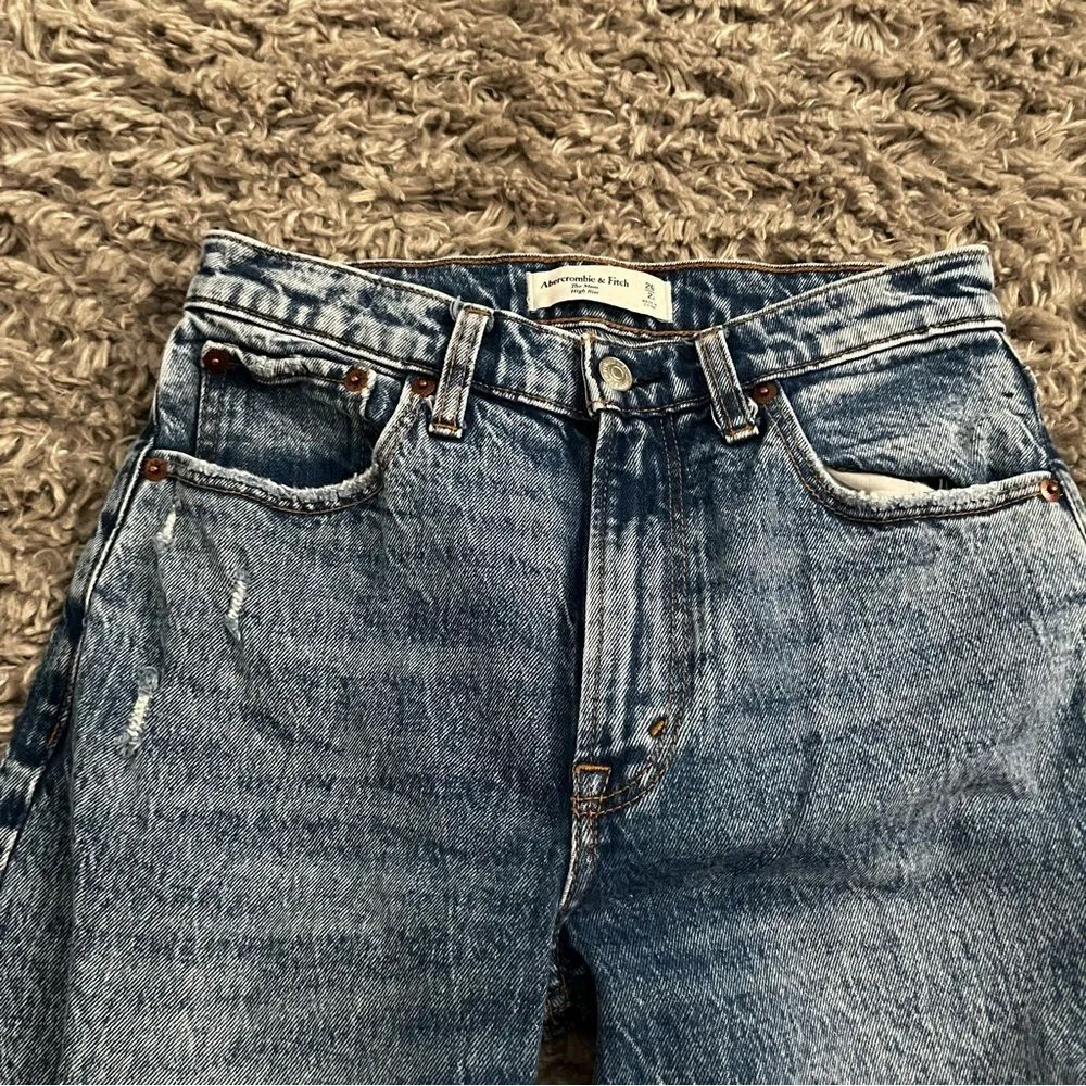 Abercrombie & Fitch distressed the mom high rise jeans 26 2R - Image 5