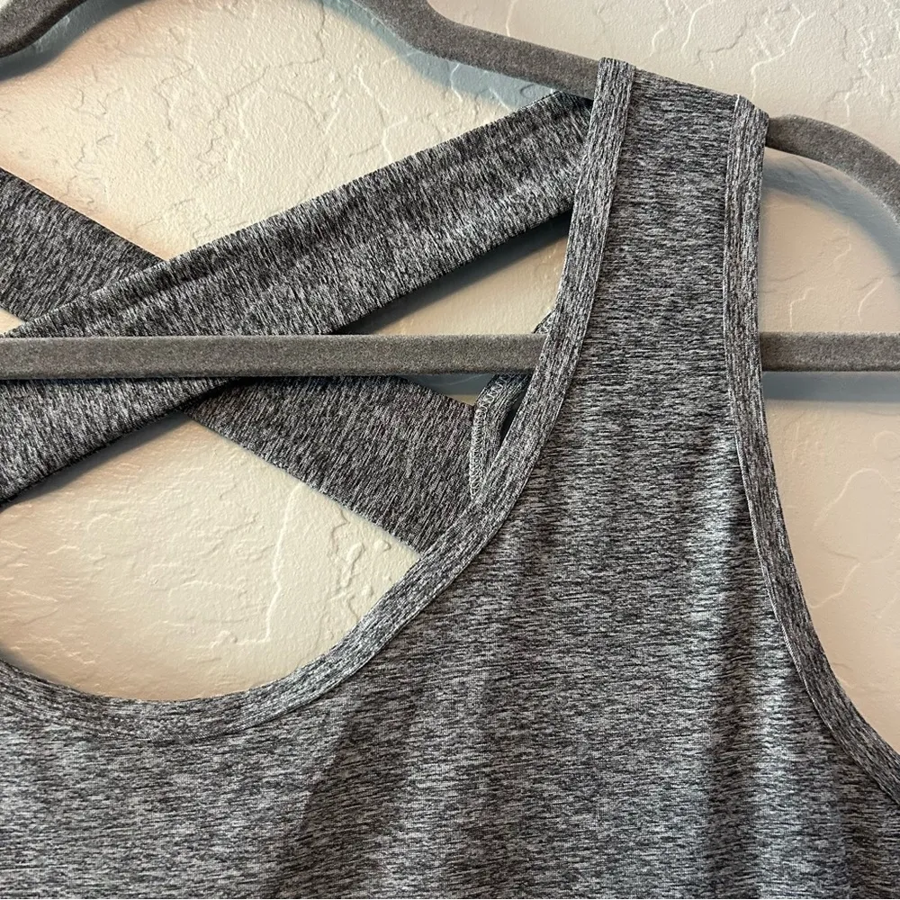 Zobha heather charcoal gray athletic crisscross back tank top size large NEW - Image 4