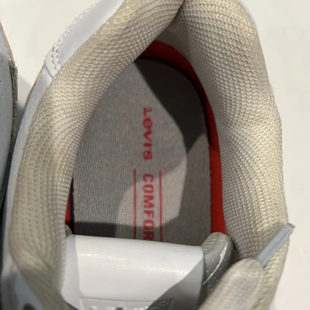 LEVI’S WHITE SNEAKERS size size 8 - Image 10
