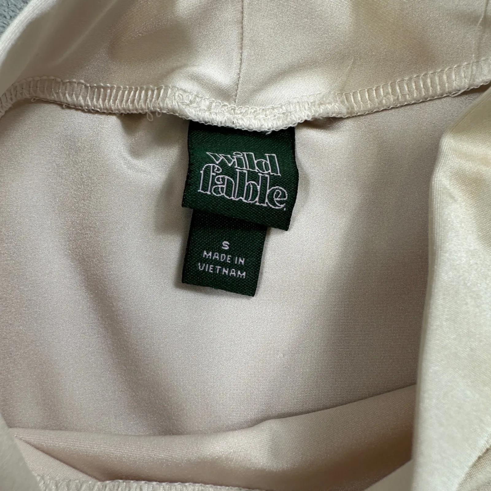 Wild Fable Long Sleeve Shirt Cropped Shiny Top S Womens Beige Mock Neck Cute - Image 4