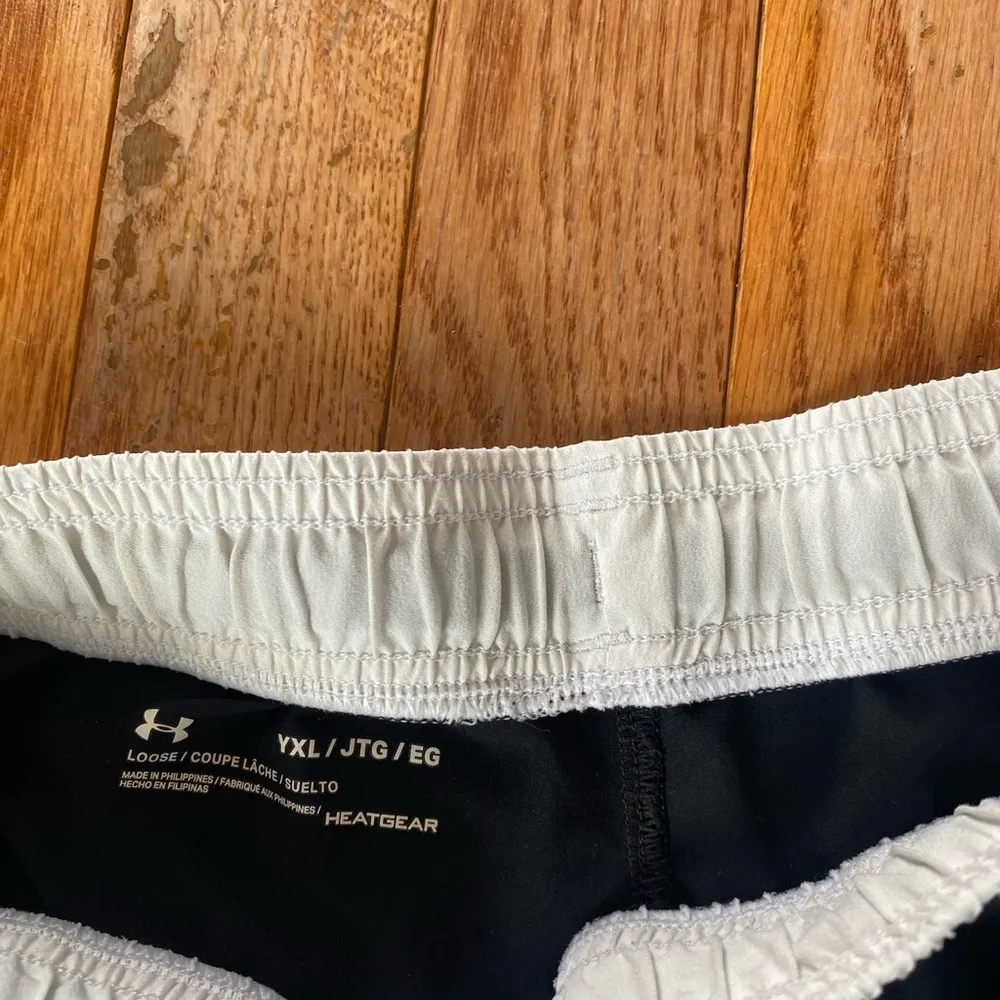 black gray white under Armour athletic shorts - Image 5