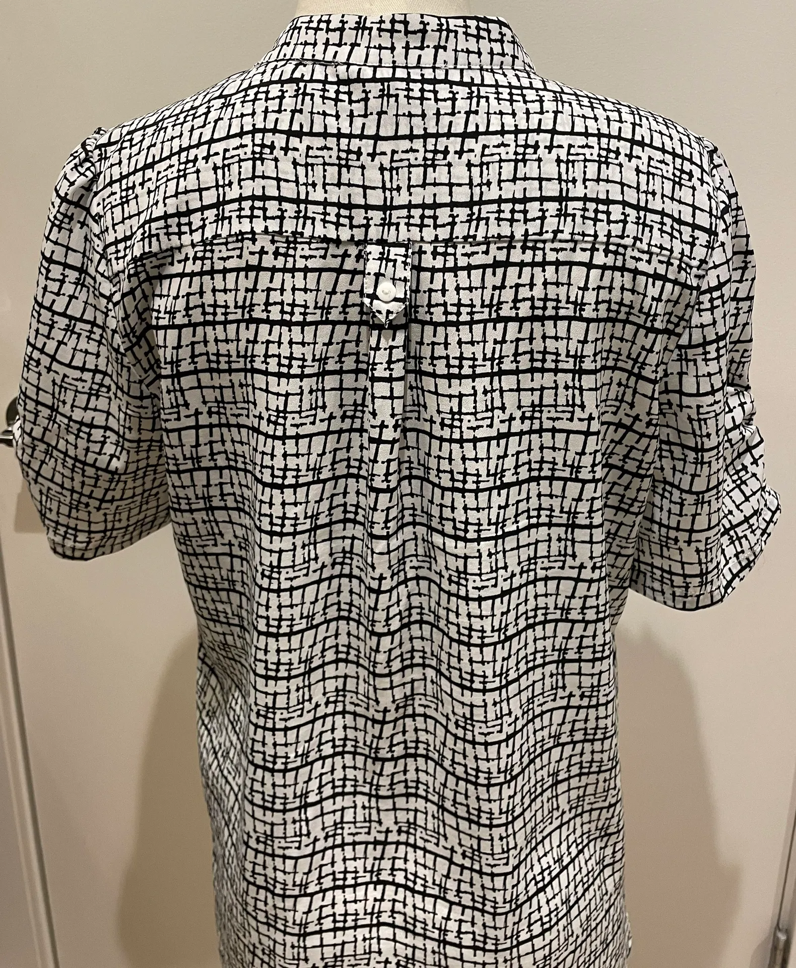 Black & White short sleeve blouse Size L - Image 2