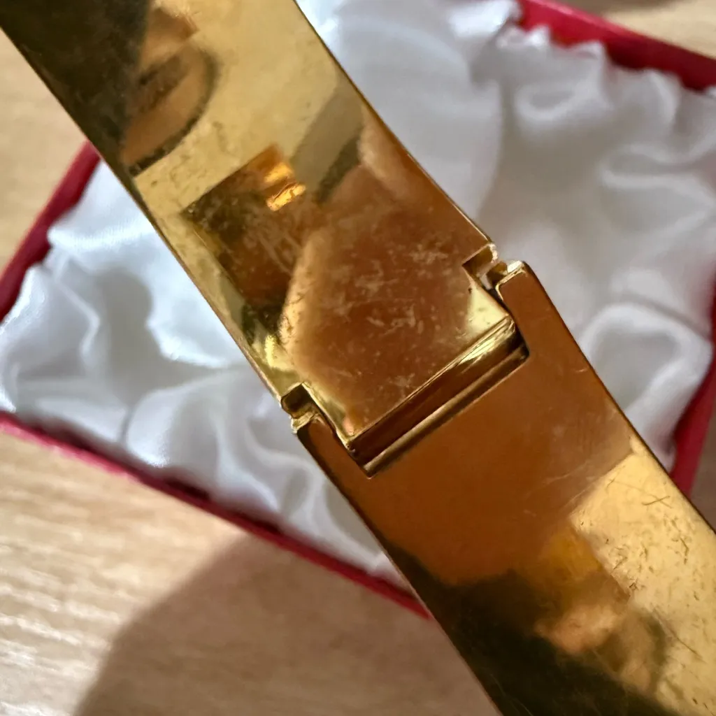 MARC‎ BY MARC JACOBS CREAM ENAMEL GOLD TONED METAL LOGO BANGLE BRACELET 7.5” - Image 6