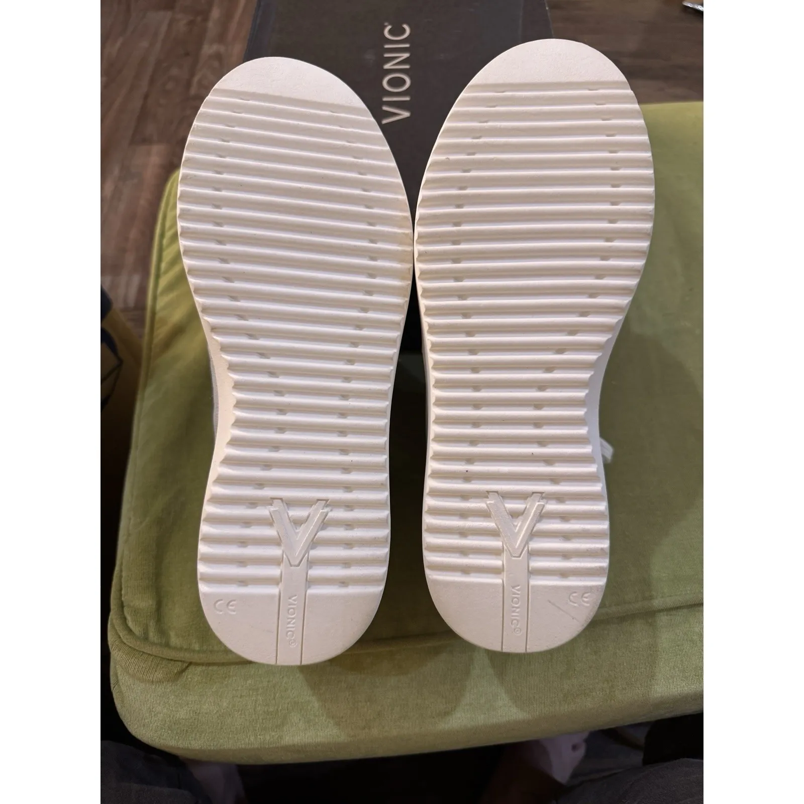 Vionic Women's Kearny Platform Lace Up Sneaker White Size‎ 11 Wide Metallic - Image 8