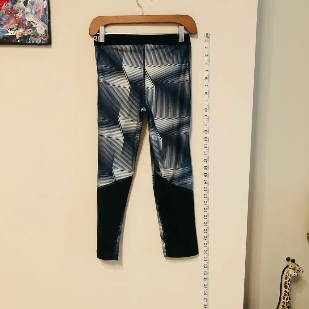 NikePro Dri-Fit Sports Leggings for Women. Size: S - Image 3