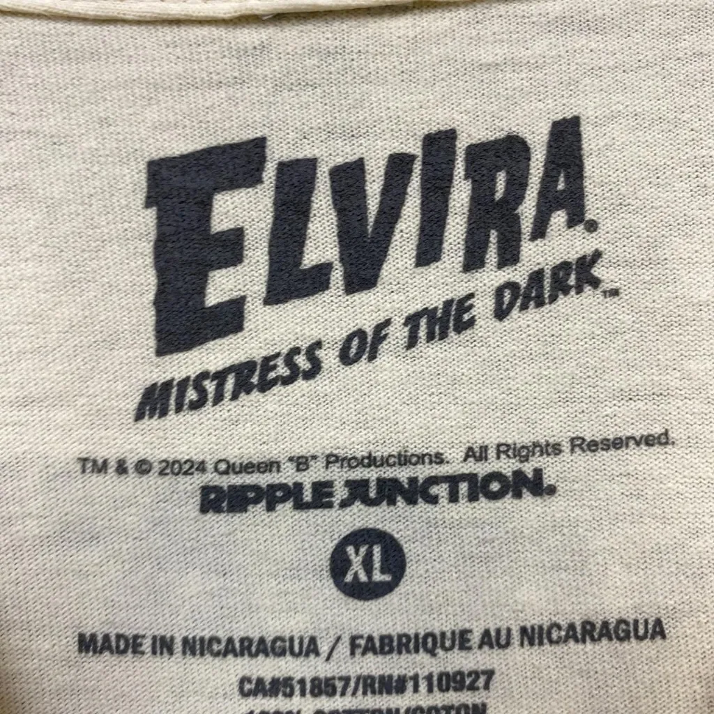 Elvira T-Shirt – XL | Classic Horror Merch - Image 4