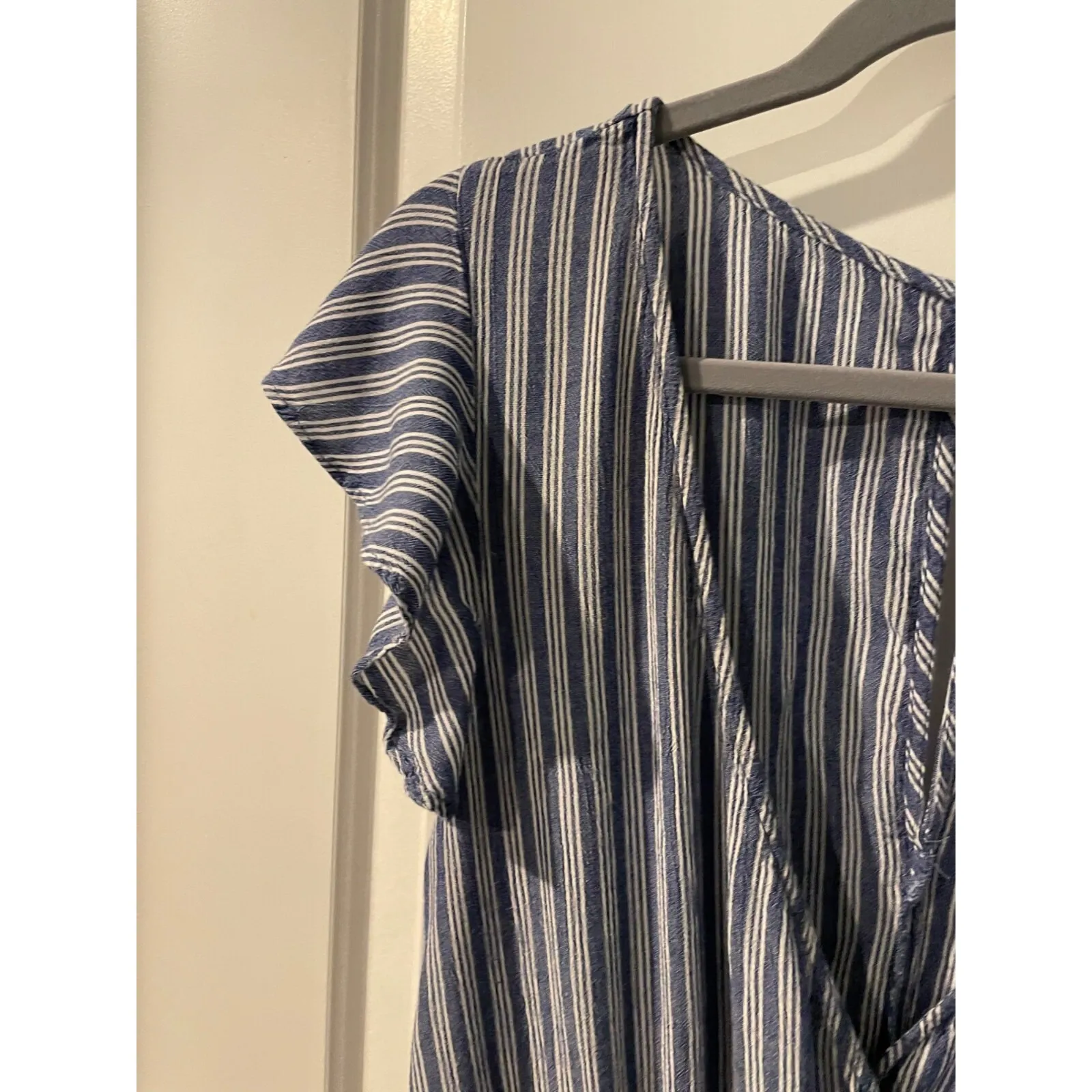 American‎ Eagle blue and white ruffle sleeve romper L Size L - Image 6