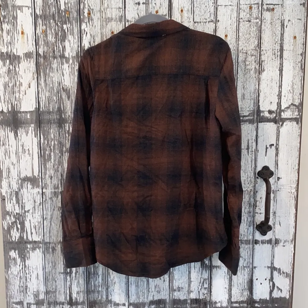 Beach lunch lounge brown black plaid button down top - Image 4