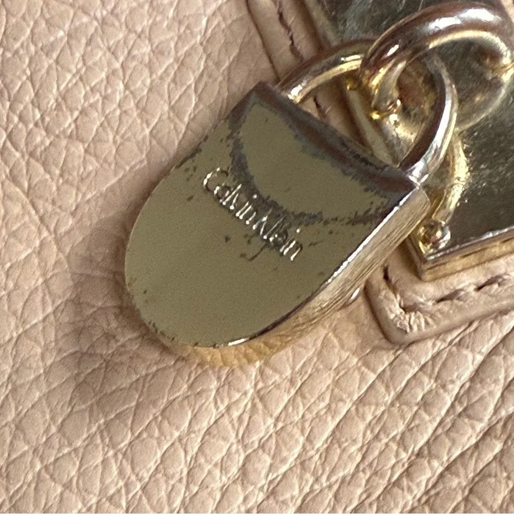 Calvin‎ Klein pebbled leather Crossbody purse with chain strap - Image 6