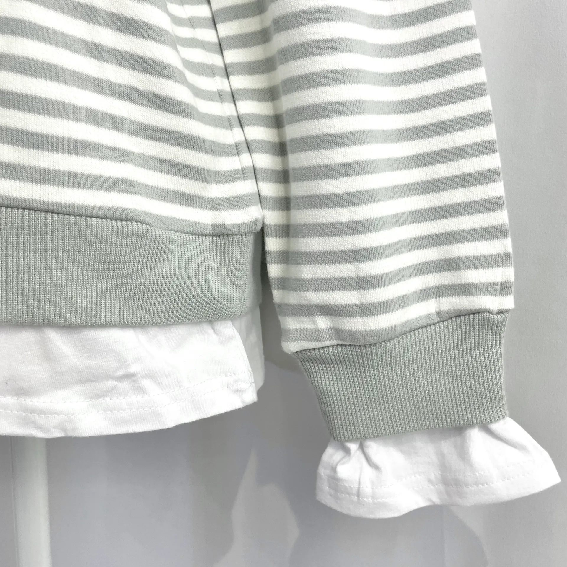New T-Shirt Hem Striped Sweatshirt Pullover Crewneck Grey White - Image 5