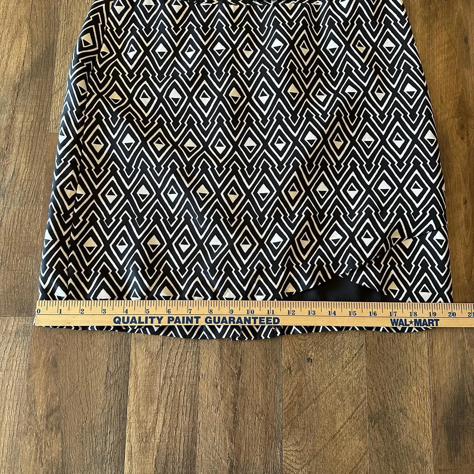 White House Black Market 100% Silk Skirt Asymmetrical Front Belt Geometric Sz 6 - Image 4