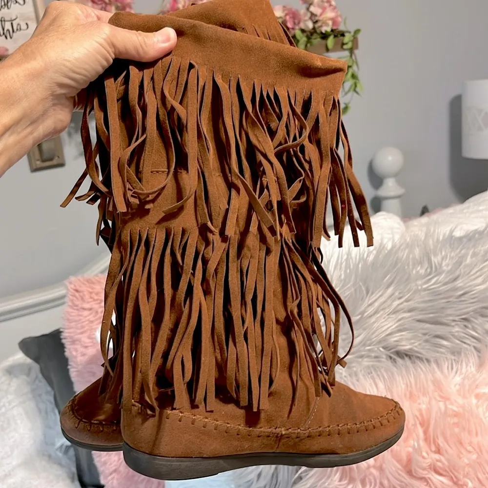 Comfy Brown Fringe Winter Boots - Image 2