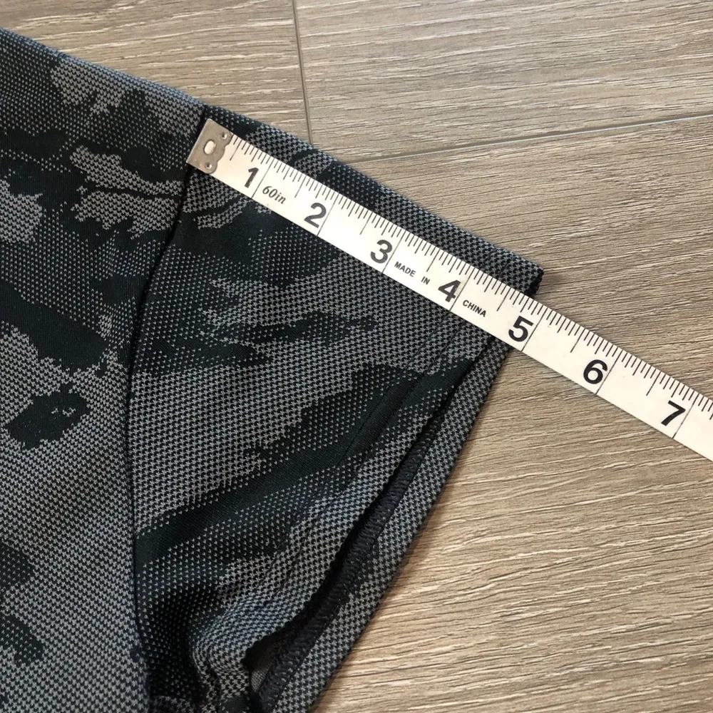 Gymshark Womens Cropped Black Camouflage Short Sleeve Athletic Shirt Size Small - Image 6