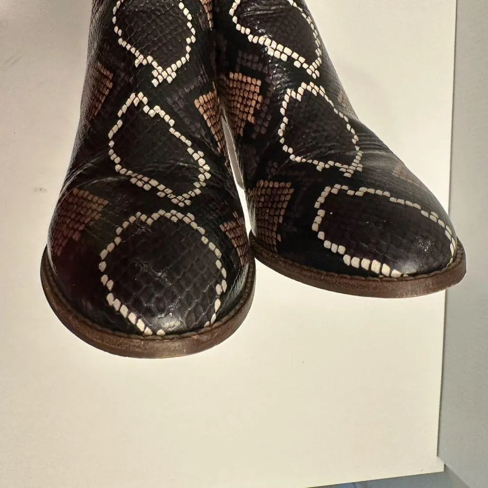 Madewell The Regan Boot in Snake Embossed Leather Ankle Boot  (AA184) Size 8.5 - Image 9