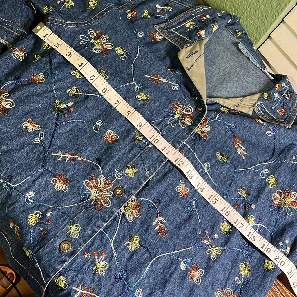 Vintage Jean Jacket with Embroidered Flowers Size M - Image 6