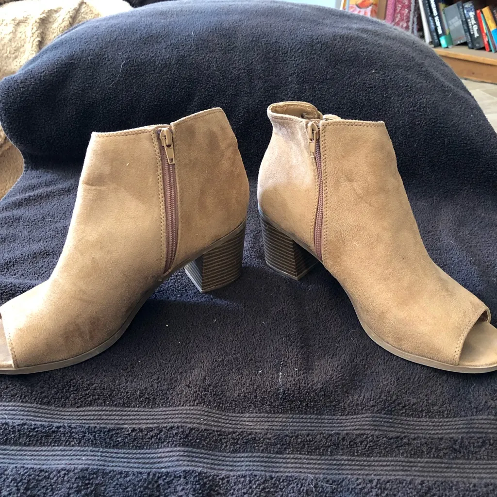 Women’s tan heeled sandals. Size 11. - Image 4