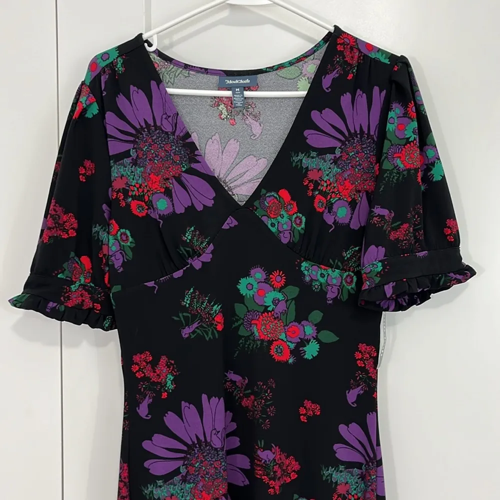 New Modcloth Medium Black, Purple Floral V-Neck Short Sleeve Midi Dress - Image 7