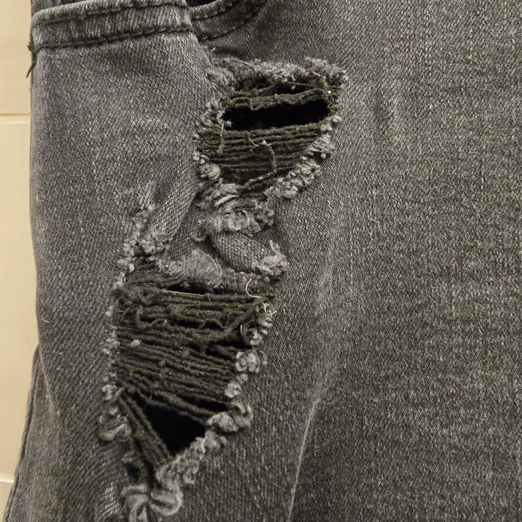 {7/28} Hollister High Rise Midi Distressed Black Denim Stretchy Jean Shorts - Image 9